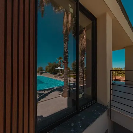 Insulae Resort *